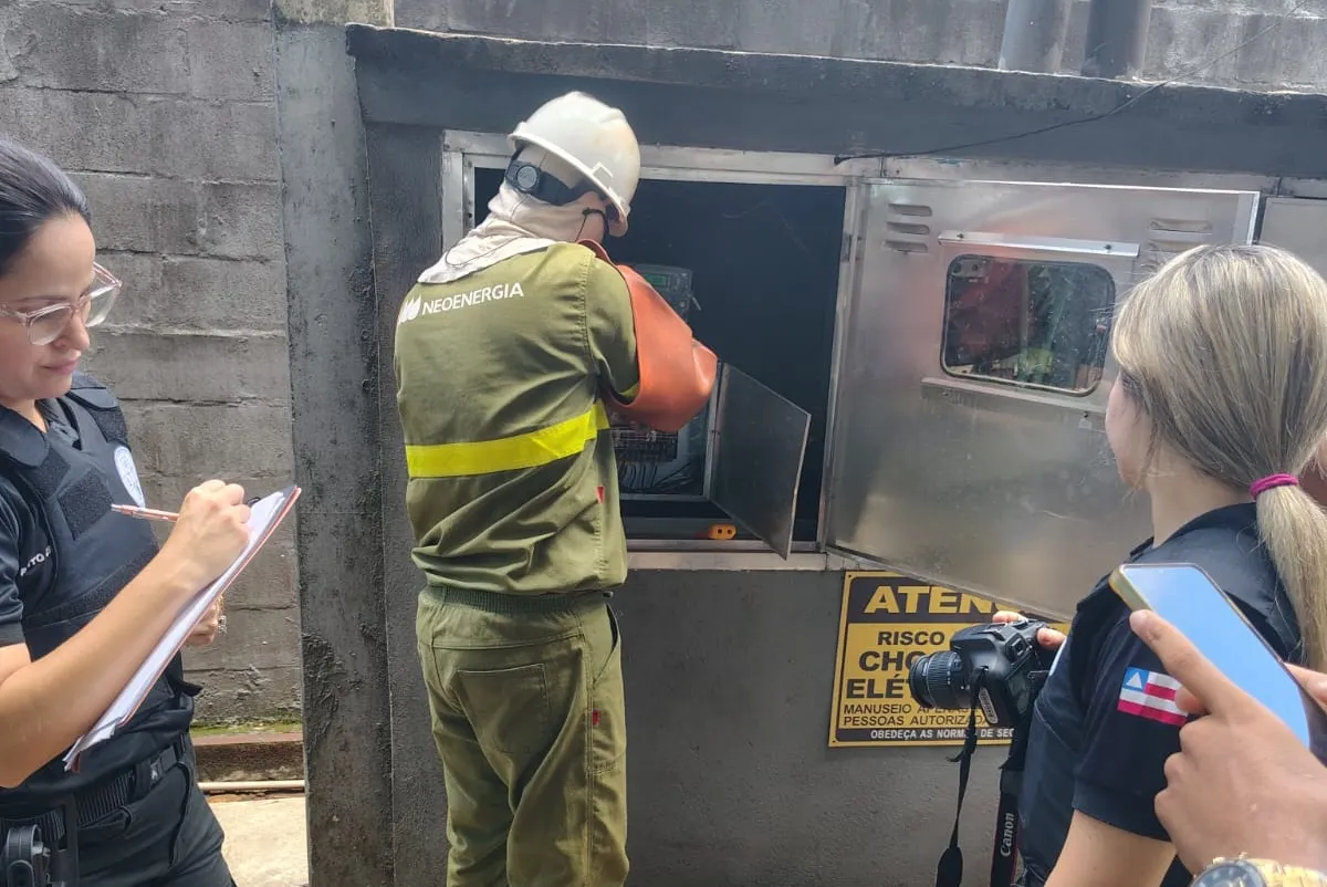 Operação flagra 'gato' de energia em fábrica de energéticos em Salvador