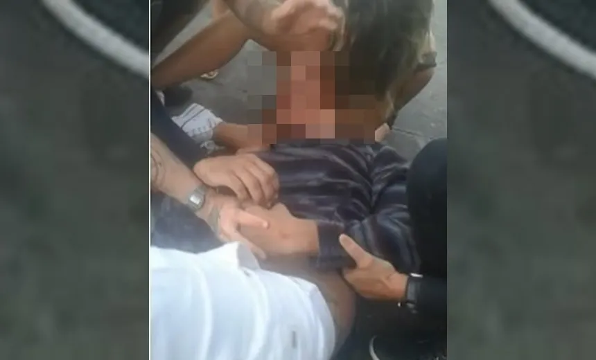 EXCLUSIVO: homem é espancado no Rio Vermelho por dois agressores; veja vídeos