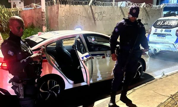 Adolescente &eacute; apreendiAdolescente com arma dentro de t&aacute;xi na Avenida Gal Costa. Foto: GCM