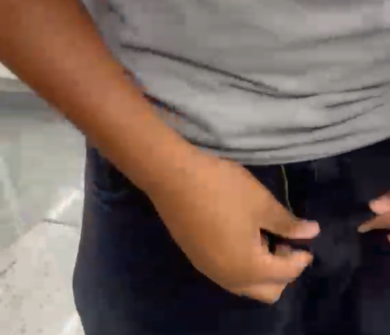 Em um v&iacute;deo compartilhado nas redes sociais, &eacute; poss&iacute;vel ver o homem de 22 anos que foi flagrado ejaculando em uma mulher dentro de uma esta&ccedil;&atilde;o de metr&ocirc;, em Salvador, de z&iacute;per aberto. | Reprodu&ccedil;&atilde;o/ Redes Sociais