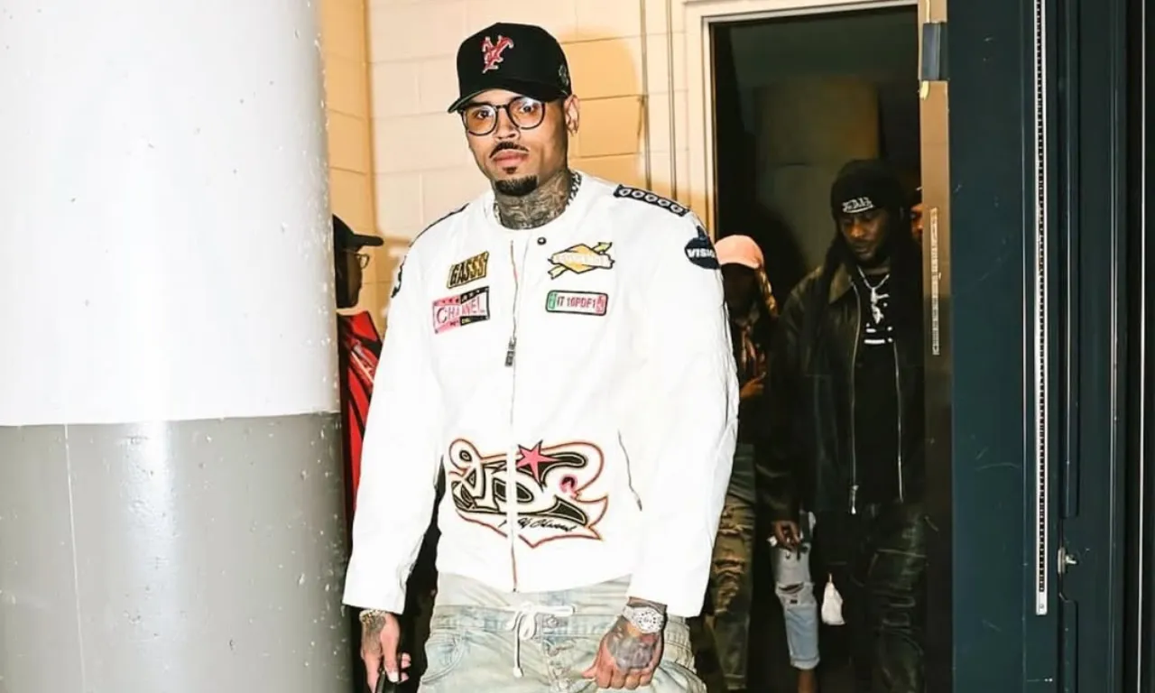 Chris Brown deixa prisão com fiança milionária e mantém agenda de turnê