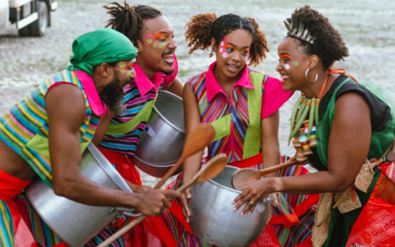 Feito para o p&uacute;blico infantojuvenil, a obra pretende levar arte, f&eacute; e brincadeiras para as ruas da cidade/Foto: Isabela Bugmann