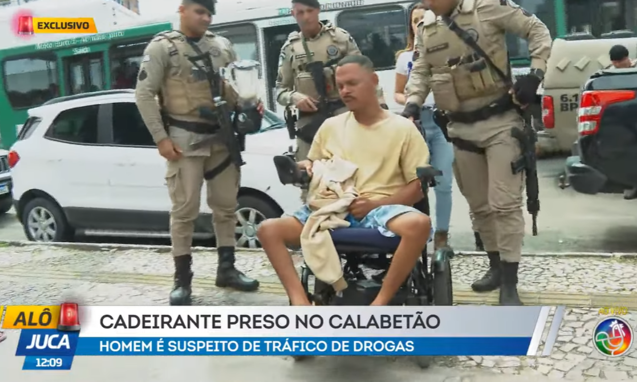 Cadeirante &eacute; preso em flagrante com drogas e arma falsa em Salvador. Foto: TV Aratu