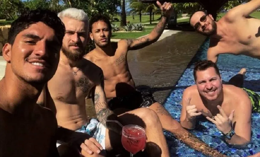 RÉVEILLON NA BOA TERRA: Neymar desembarca com filho e amigos no litoral baiano