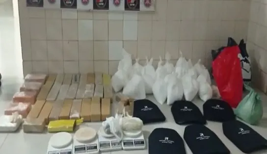 Carreto do crime: polícia apreende 47 kg de drogas e placas de coletes em um carro, na cidade de Barreiras