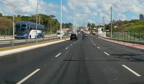 Homem vai a motel com três travestis em Salvador e tenta fugir após deixar conta de R$ 5 mil