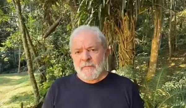VÍDEO: Lula diz que Bolsonaro vive "lambendo as botas do presidente americano" e "vende a alma ao diabo"