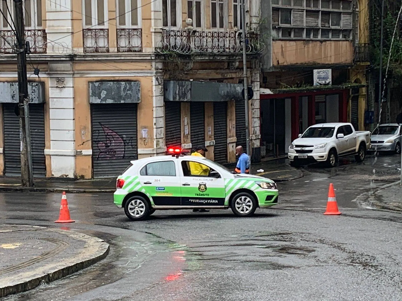 Sob risco de deslizamentos, Ladeira da Montanha é interditada pela Prefeitura de Salvador