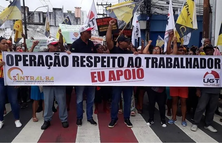 Servidores públicos terceirizados realizam protesto no centro de Salvador