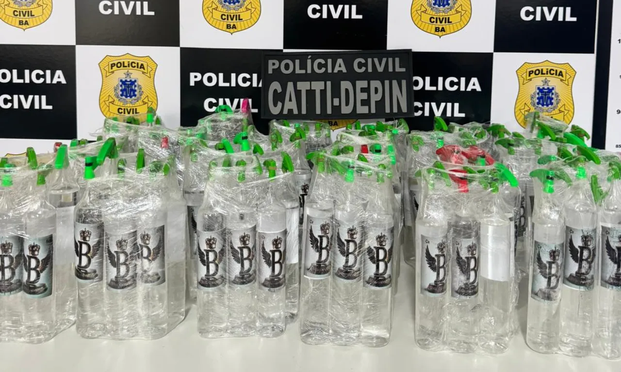 Cem frascos de lança perfume são achados nos Correios, em Feira de Santana