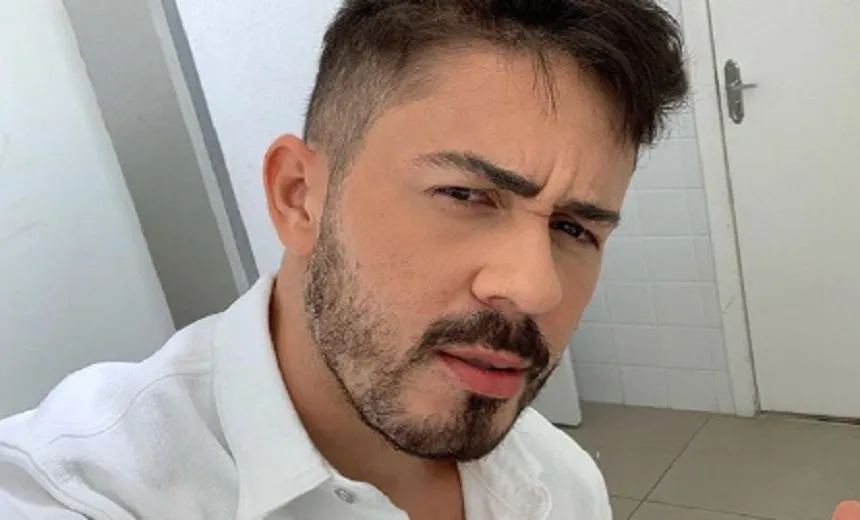 Em vídeo, humorista Carlinhos Maia mostra sorriso natural; veja