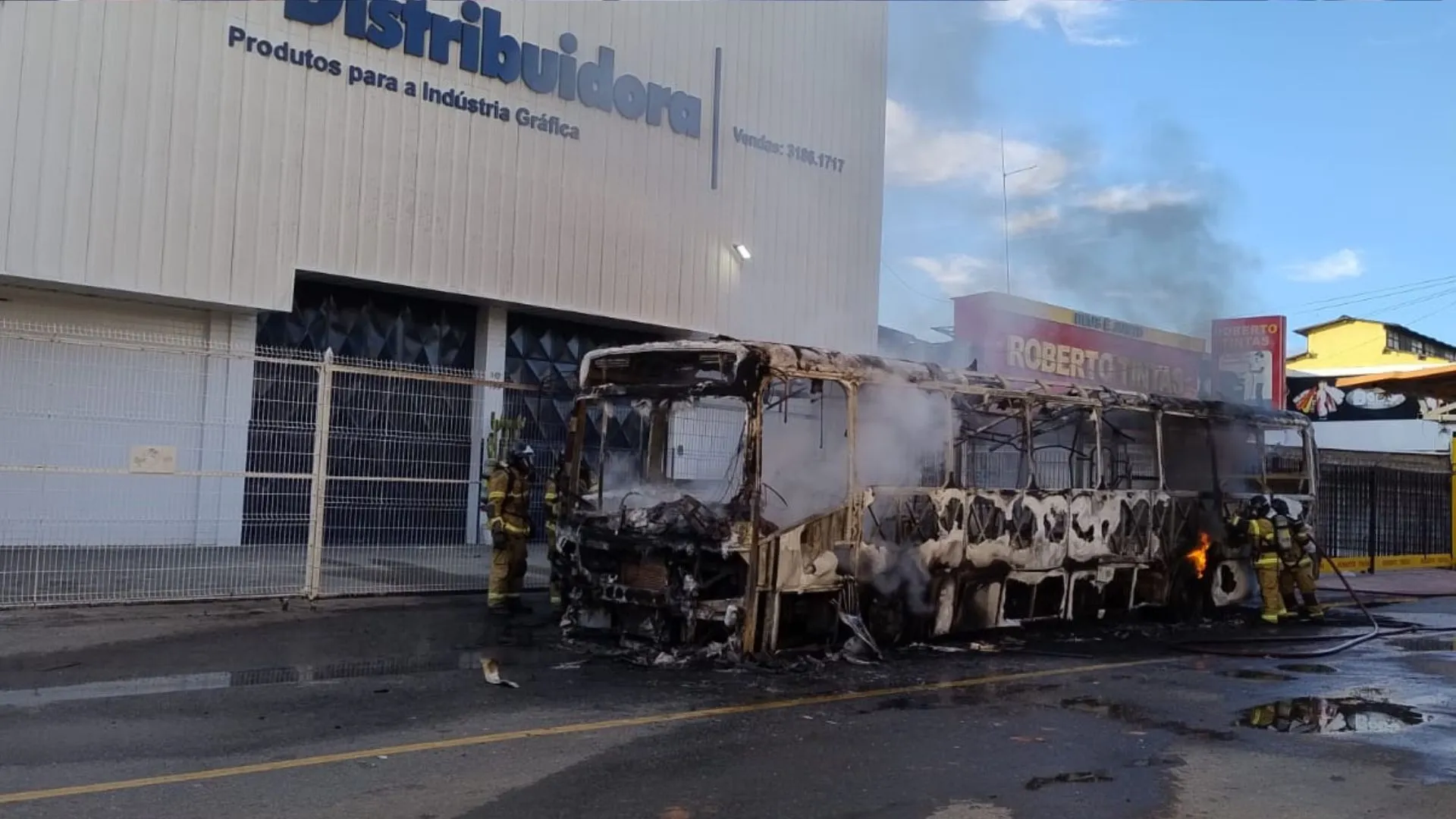 Ônibus pega fogo e fica totalmente destruído no bairro do Uruguai