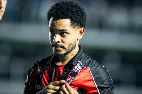 Com gol de Matheuzinho, cobrando pênalti, o Vitória venceu o Santos por 1x0 e quebra tabus no Brasileirão. Foto: Victor Ferreira/EC Vitória