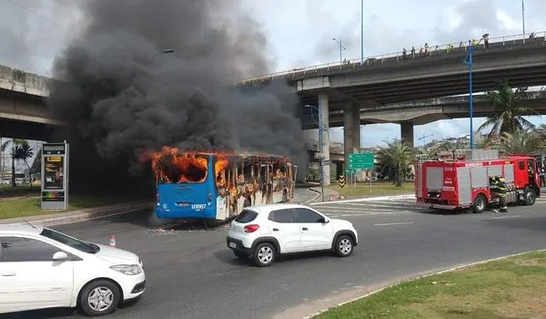 Ônibus pega fogo e deixa trânsito congestionado na Rótula do Abacaxi