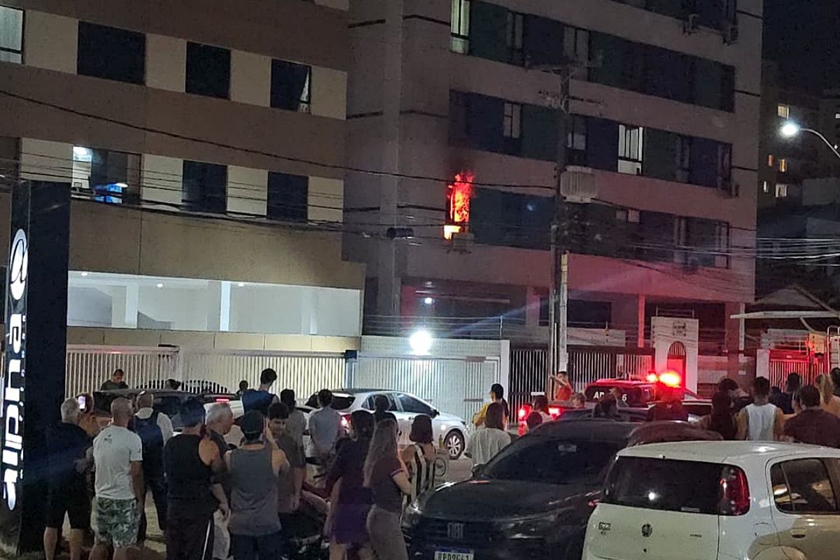 V&Iacute;DEOS: Inc&ecirc;ndio atinge apartamento no Costa Azul, em Salvador. Foto: Leitor/Aratu On