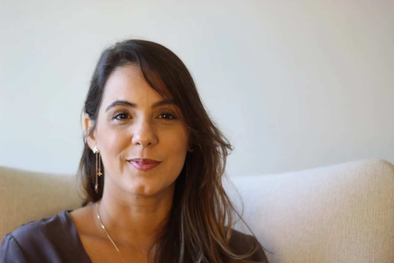 Escritora baiana lança novo livro de poesias na Flipelô, em Salvador