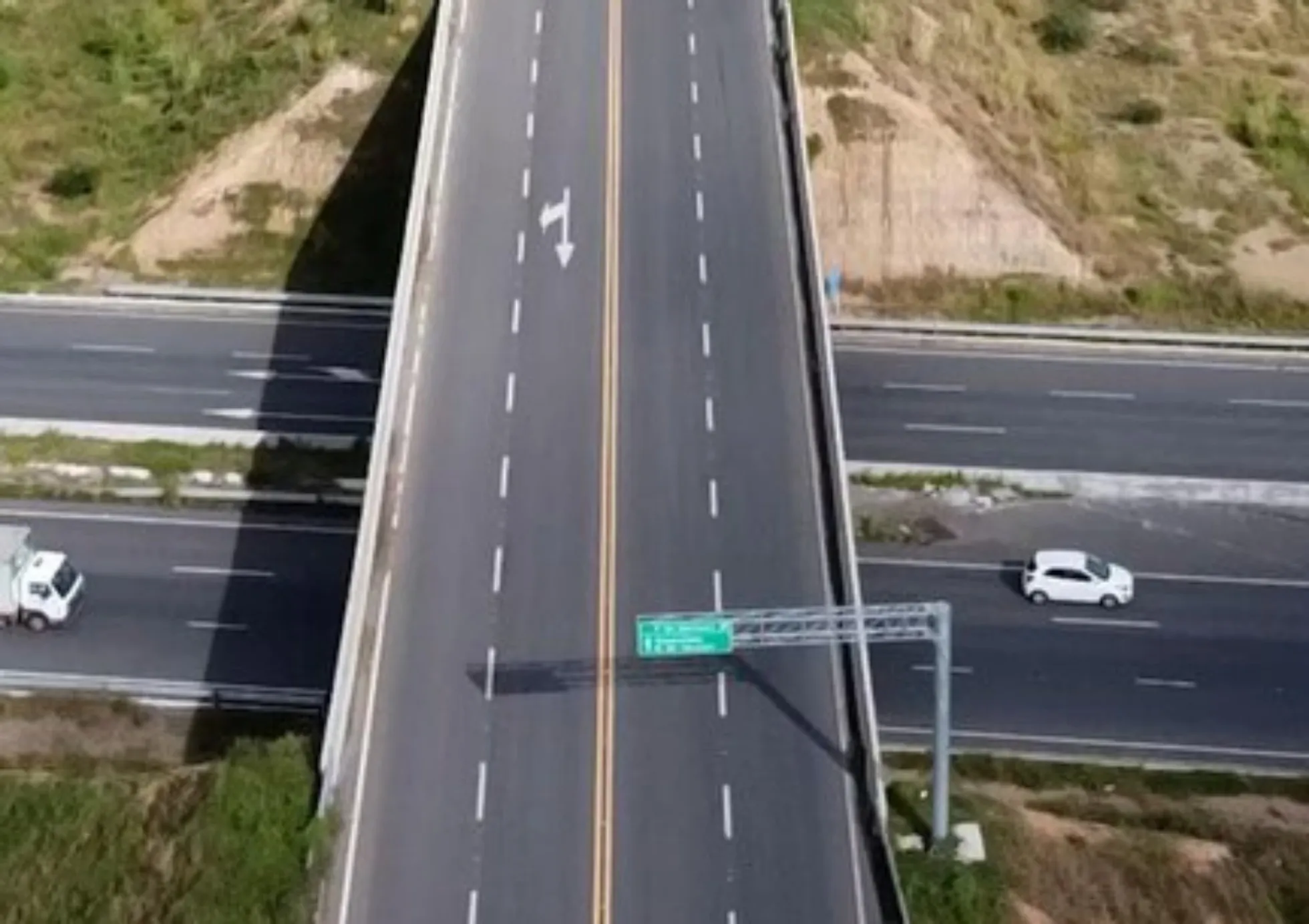 Homem morre e outro fica ferido após caminhão cair de ponte na BR-116