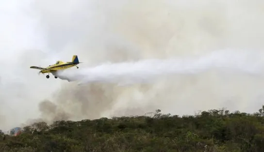 Governo estadual envia duas aeronaves para combater incêndio em reserva indígena de Arraial D'Ajuda