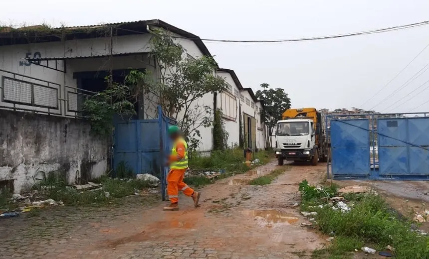 Bombeiros combate incêndio em galpão no bairro do Lobato