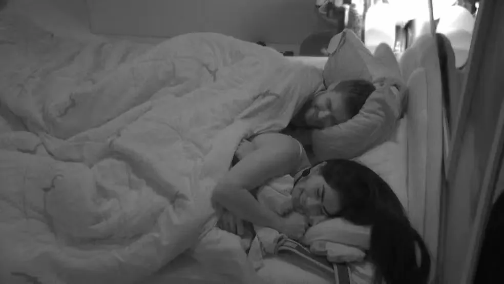Jonas e Marciele dormem de conchinha no BBB 26: 'Teve até beijinho'