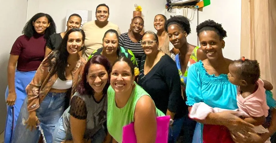 Casamento coletivo movimenta periferia de Salvador no Dia dos Namorados