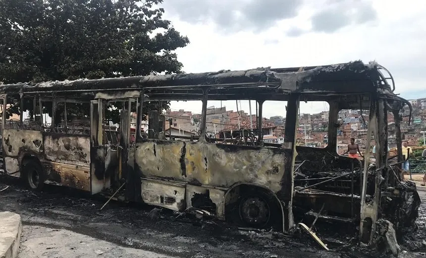 Ônibus pega fogo e fica totalmente destruído no bairro de Santa Mônica; veja vídeo