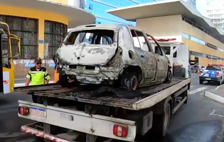 Carro pega fogo na manhã desta segunda-feira no bairro do Comércio