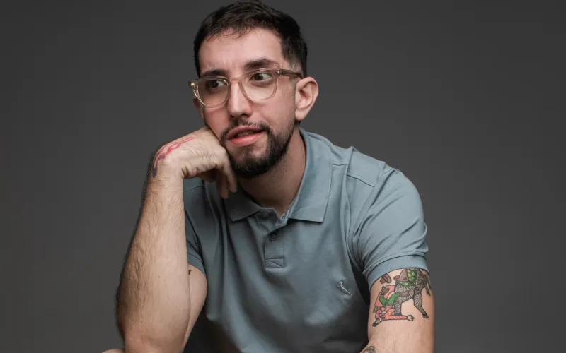 Importante representante da literatura LGBTQIA+ no Brasil, conquistou o p&uacute;blico jovem ao abordar afetividade, autoestima e diversidade com sensibilidade e humor/Foto: Jos&eacute; de Holanda