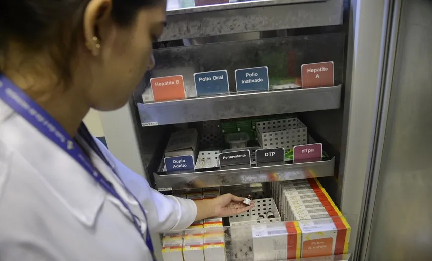 Vacina que protege recém-nascidos contra 5 doenças estão em falta em postos do país