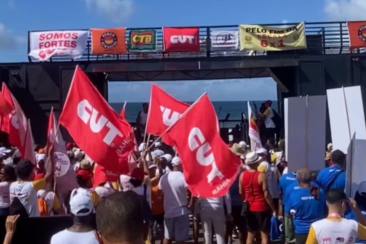 Manifesta&ccedil;&atilde;o dos Centrais Sindicais em Salvador. Foto: Leitor | Aratu ligado