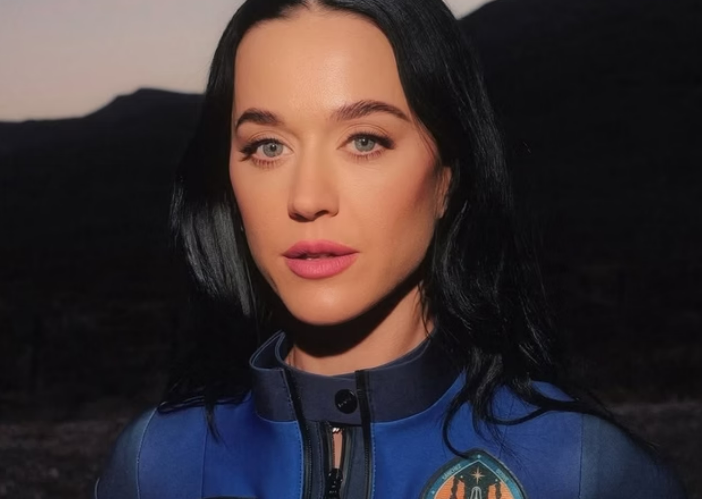 Gesto simbólico de Katy ao retornar à Terra gerou comoção e debate. / Foto: Reprodução/Internet