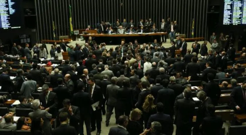 ‘ERA TEMER’: Após 16 horas, Congresso aprova projeto que altera meta fiscal de 2016