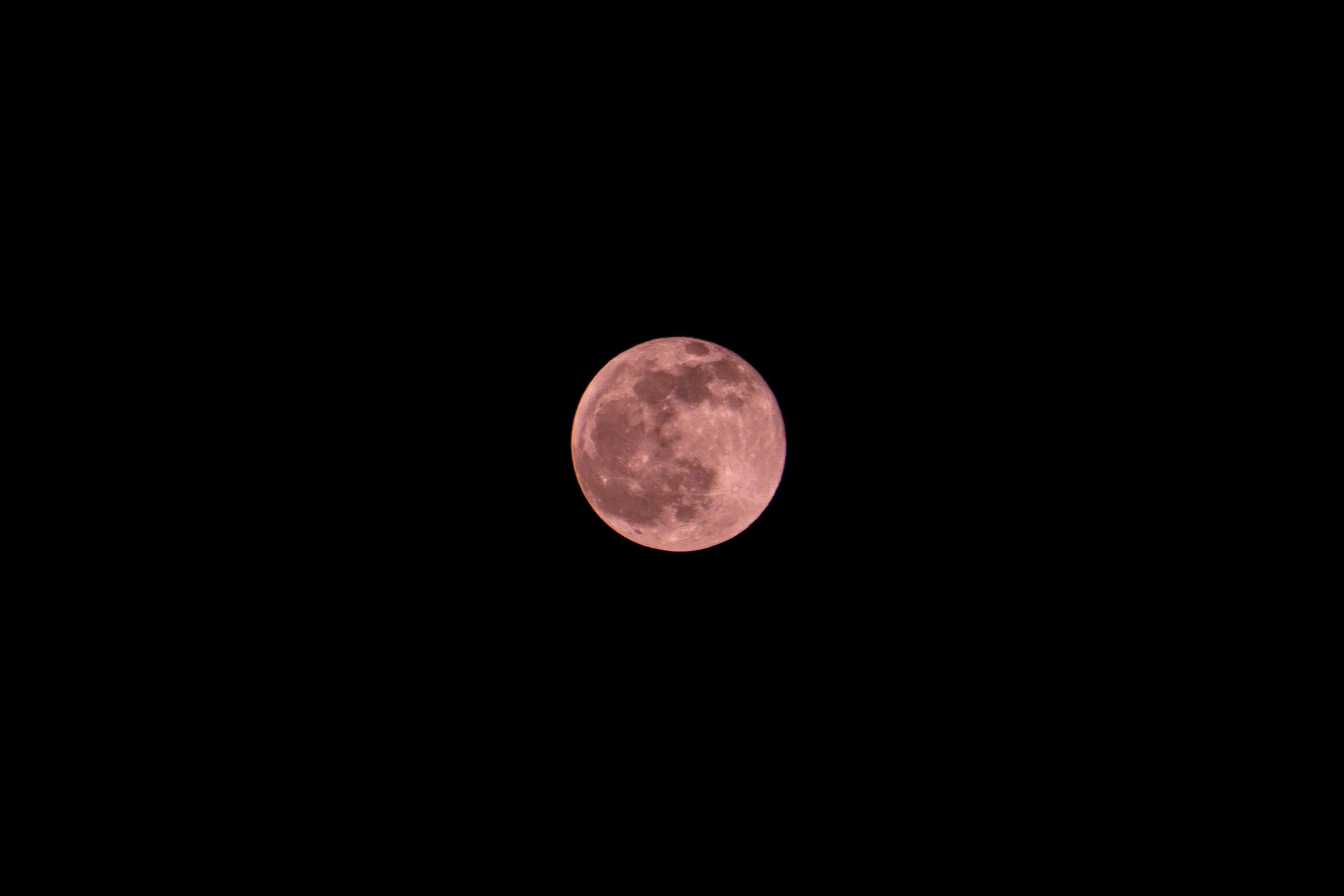 'Lua Rosa' ilumina o céu nesta quarta; veja melhor horário para observar
