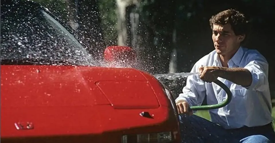 Carro que pertencia ao piloto Ayrton Senna está à venda por R$ 3,1 milhões