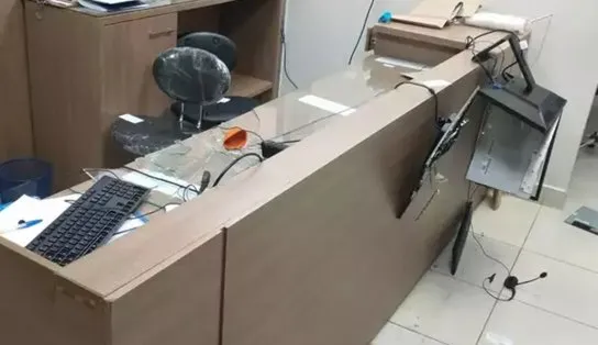 Homem diz que dentista implantou chip no dente da esposa, quebra clínica e ameaça funcionários