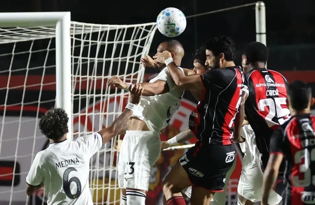 No Barradão, primeiro jogador do Brasileirão é expulso pela Lei Vini Jr