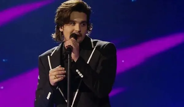 "O Novo Rei": após live romântica, Luan Santana é comparado a Roberto Carlos nas redes sociais