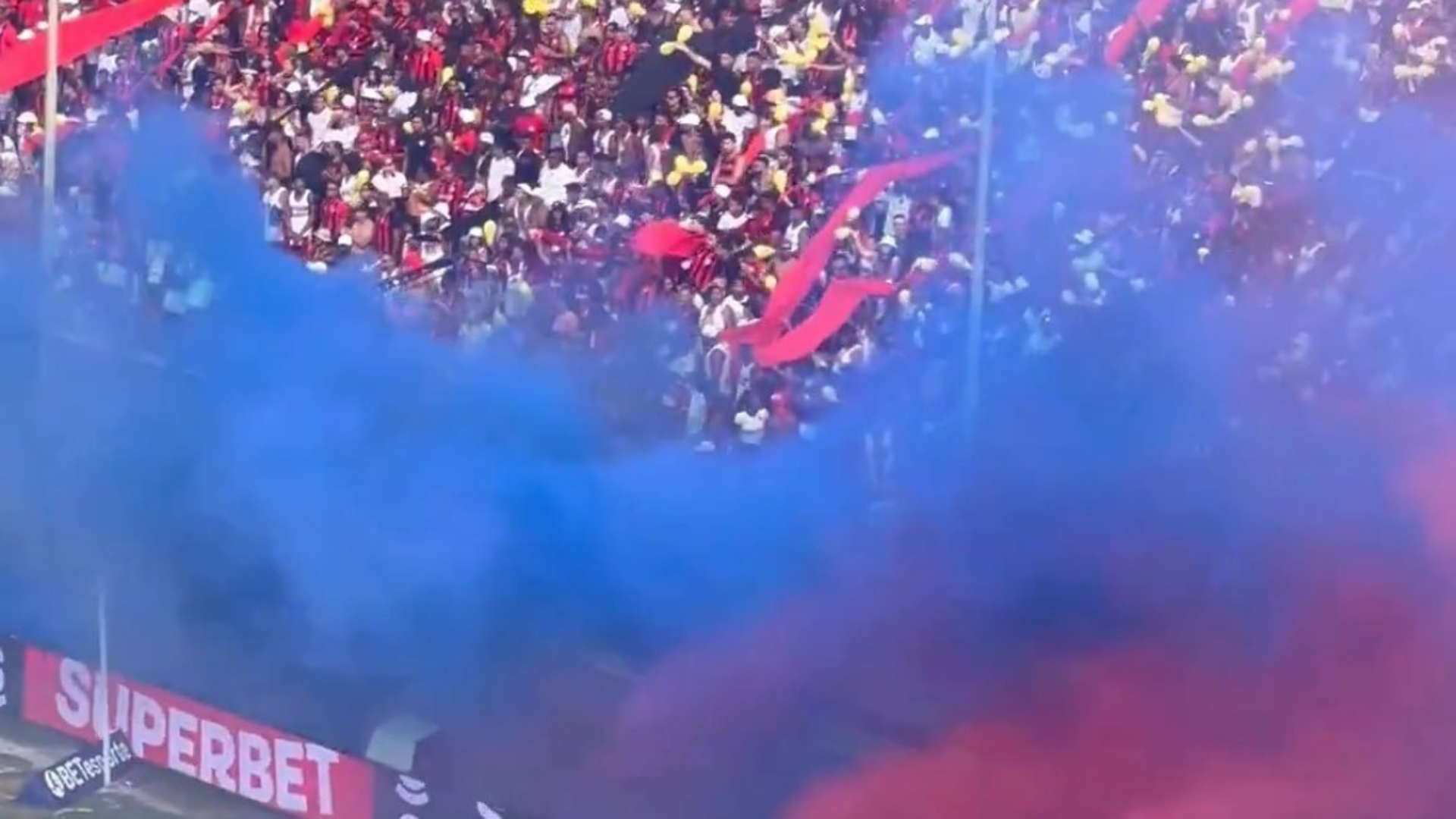 O Vitória se pronunciou sobre a fumaça 'tricolor' que apareceu no Estádio Manoel Barradas. Foto: Reprodução| Redes Sociais