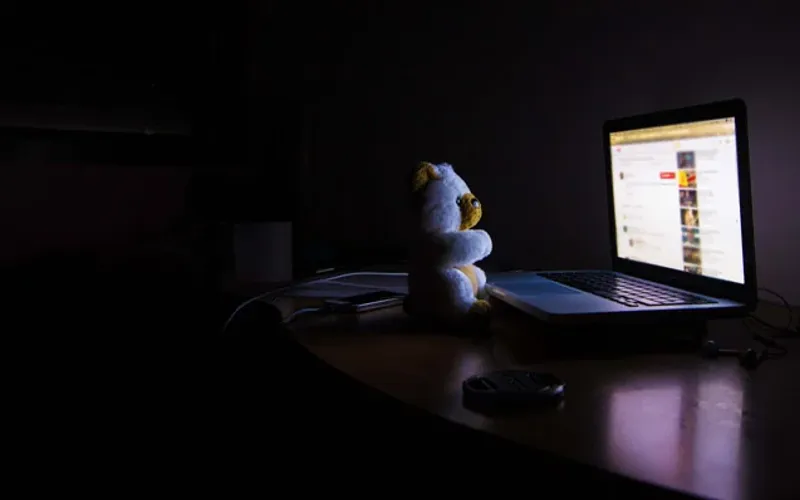 O chamado estupro virtual ocorre quando adultos manipulam ou pressionam menores a enviar conte&uacute;dos &iacute;ntimos pela internet. Quando envolve v&iacute;timas menores de 14 anos, &eacute; enquadrado como estupro de vulner&aacute;vel/Foto: Reprodu&ccedil;&atilde;o&nbsp;