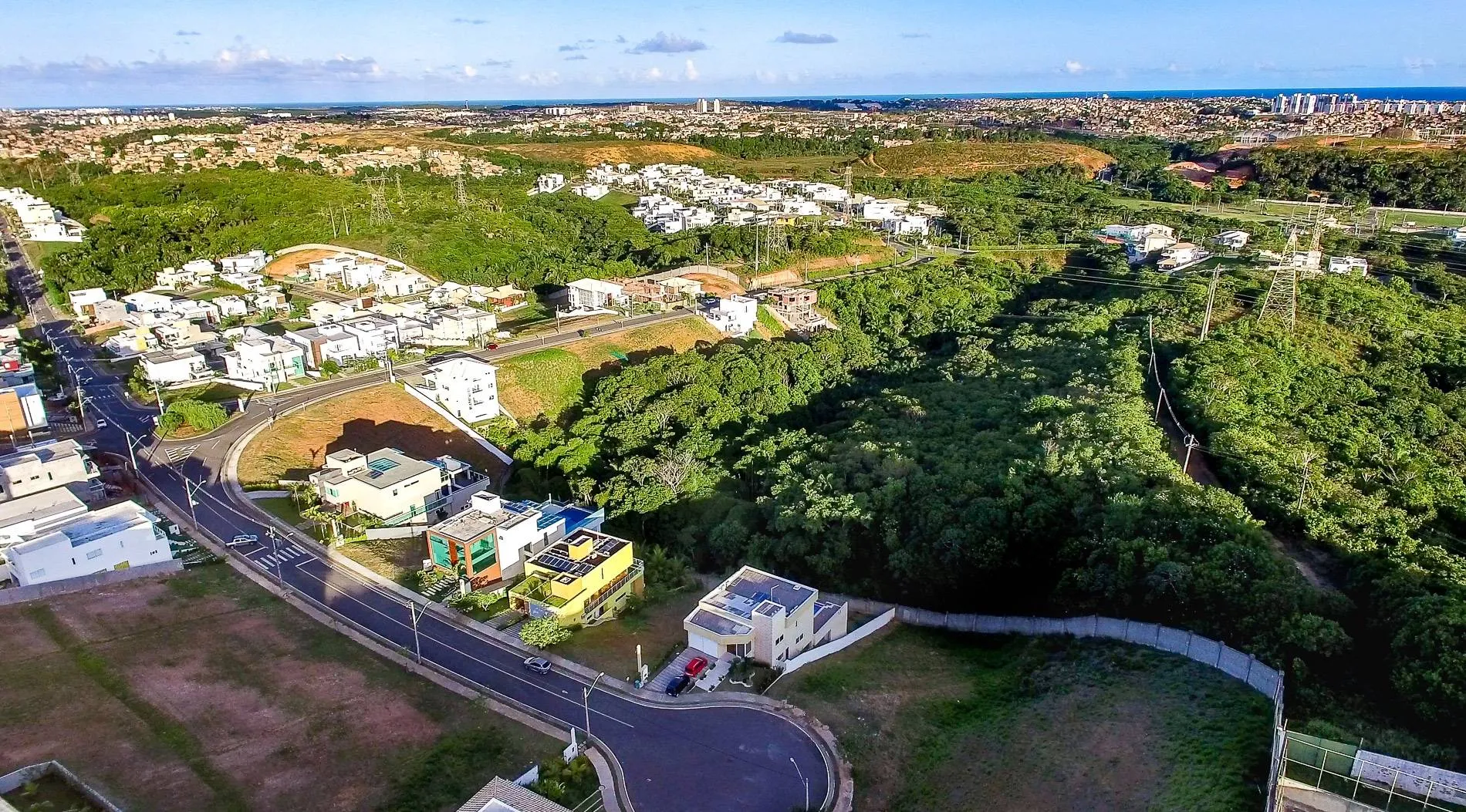 Após tiroteios em comunidade, Alphaville Salvador 2 restringe acesso de moradores a áreas do condomínio