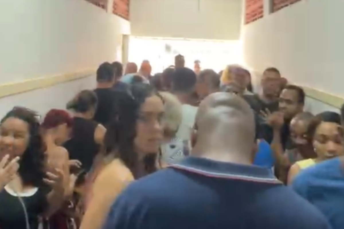 Colégios eleitorais de Salvador registram filas e aglomerações nas primeiras horas deste domingo (4). Foto: Natália M. - Aratu On