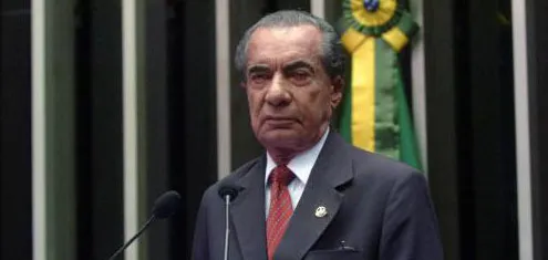Ex-senador João Durval fratura fêmur e está internado em Salvador