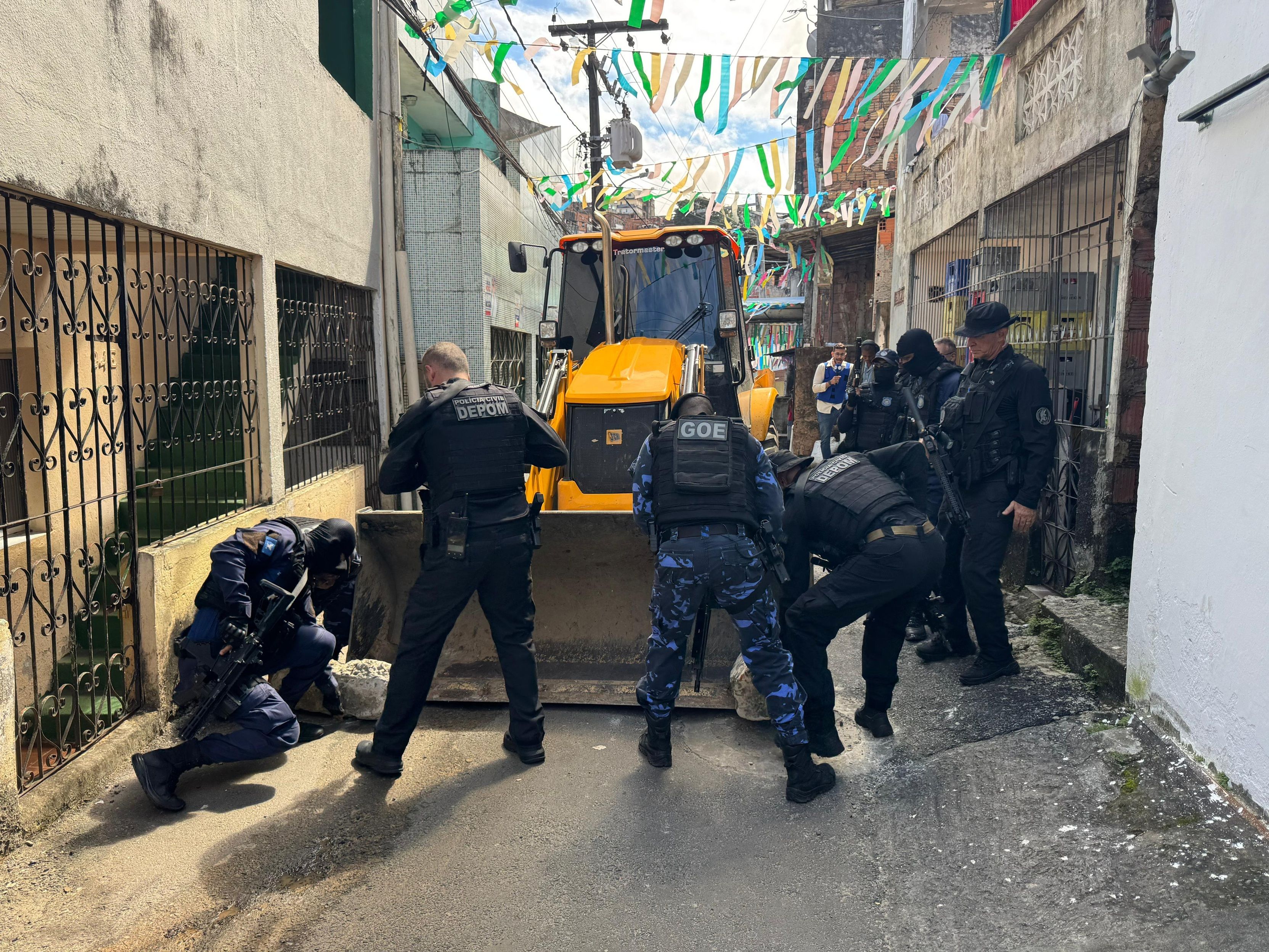 Polícia Deflagra Megaoperação E Desmonta Barricadas De Criminosos