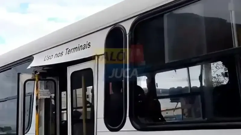 Estudantes Quebram Porta De Onibus Durante Tentativa De Invasao Em Salvador