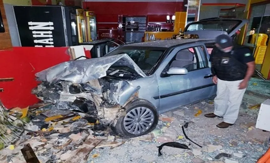 Motorista embriagada perde controle de veículo e invade pizzaria;  mulher morre e outras 4 pessoas ficam feridas