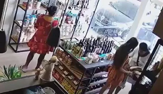 Mulheres são flagradas roubando quase R$ 6 mil em carnes nobres; veja vídeo