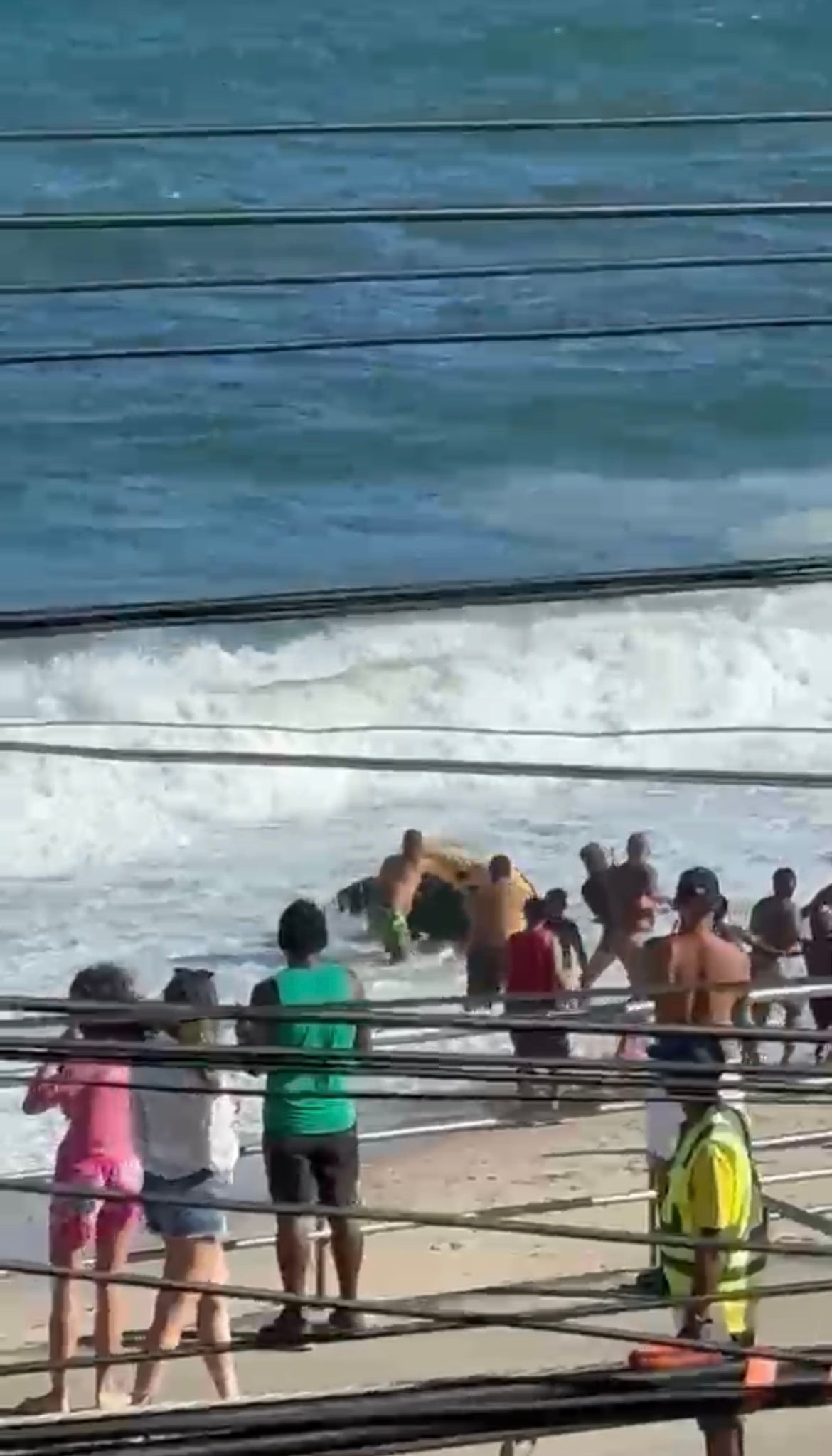 Banhista &Eacute; Resgatado Pelo Corpo De Bombeiros Ap&oacute;s Afogamento Na Praia De Amaralina, Em Salvador
