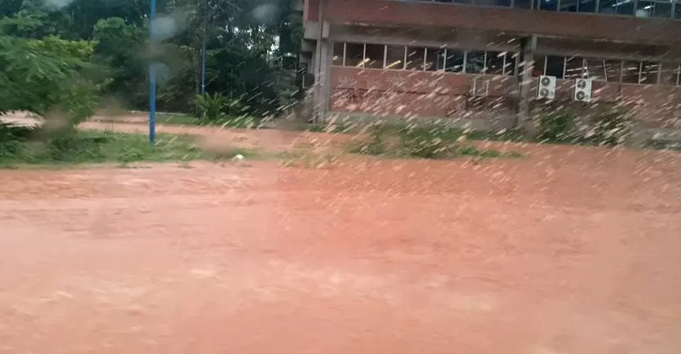 Chuva provoca diversos pontos de alagamento em Salvador; confira os vídeos