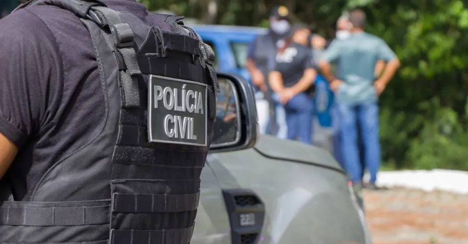 Carro roubado em Cajazeiras é recuperado na Estrada do Derba e condutor é detido