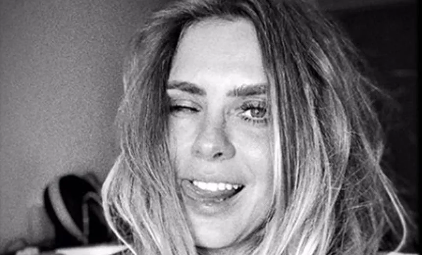 Carolina Dieckmann posta foto em posição inusitada e choca pela flexibilidade; veja